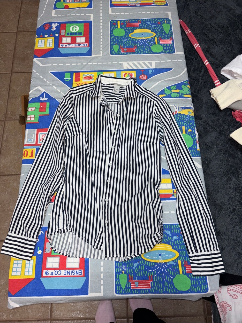 H&M white and navy blue striped button down shirt